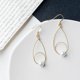 thumbnail image 2 of Pendientes de aro Huggie dorados con borlas colgantes y perlas barrocas, 2 of 5