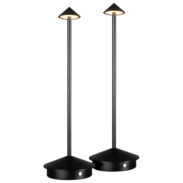 OttLite Lampe de table Rechargeable Intérieur/extérieur - Lot de 2. une Paire de Lampes de table Élégantes et Rechargeables avec Fini Noir Mat et Têtes en Forme de Flèche pour Éclairage Orienté. Comprend des Commandes à Interrupteur Tactile pour Marche/arrêt et Trois Réglages de Luminosité. Fabriquée en Métal, Chaque Lampe Mesure 34,3 cm (13,5 Pouces) de Hauteur avec un Diamètre de base de 10,5 cm (4,13 Pouces). Convient à une Utilisation Intérieure et Extérieure, Homologuée IP44 pour la Résistance aux Intempéries. Comprend des Cordons de Recharge USB et des Voyants Indicateurs de Charge. Idéal
