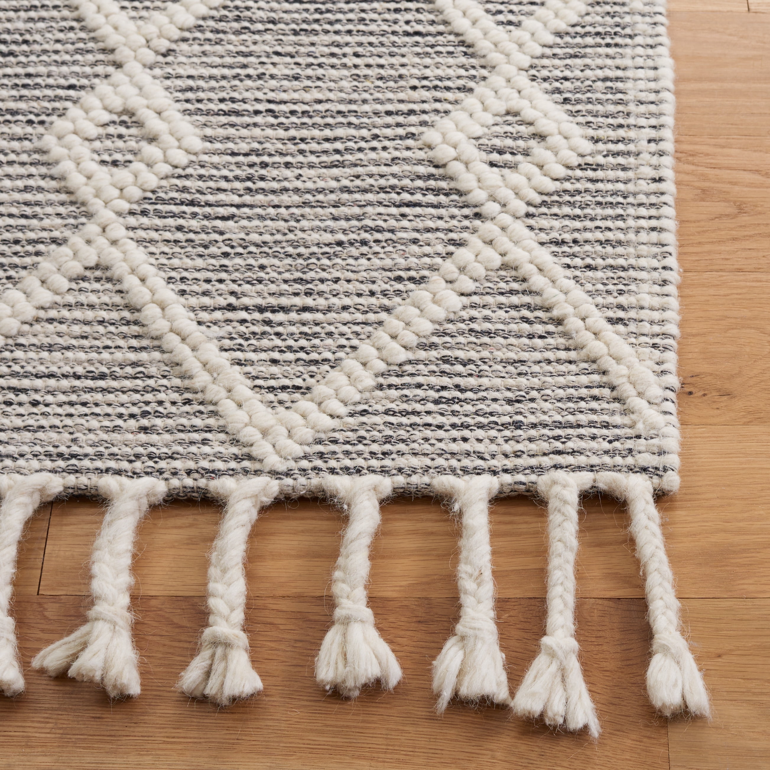 SAFAVIEH Natura Velasco Southwestern Wool Area Rug, Ivory/Black, 4' x 6'