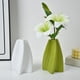 thumbnail image 1 of Jarrón decorativo de plástico para flores artificiales – Centro de mesa moderno blanco verde, decoración contemporánea de mesa de 6,7", exposición duradera, ligera y versátil para la boda en el salón, 1 of 6