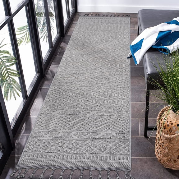 2X8 White /Geometric Indoor/Outdoor Area Rug