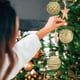 thumbnail image 5 of Adornos navideños, regalos navideños, bolas navideñas flocadas de 8 cm, bolas colgantes de plástico con purpurina, juego de nueve bolas decorativas para árbol de Navidad., 5 of 6