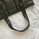 thumbnail image 5 of Bolso bandolera de nailon para mujer, diseño con espacio, bandolera acolchada, de color liso, 5 of 9