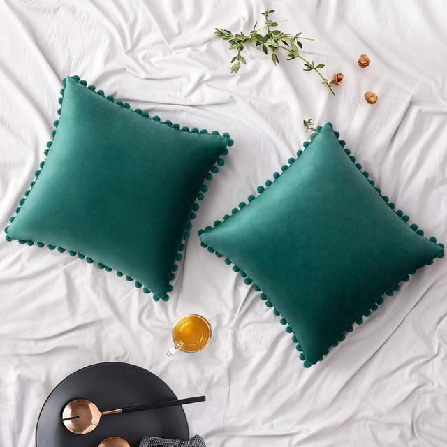 Paquete de 2 fundas de almohada de terciopelo con pompones decorativos, fundas de cojín suaves y lisas con pompones cuadrados para sofá, dormitorio, coche, 18 x 18 pulgadas, color verde