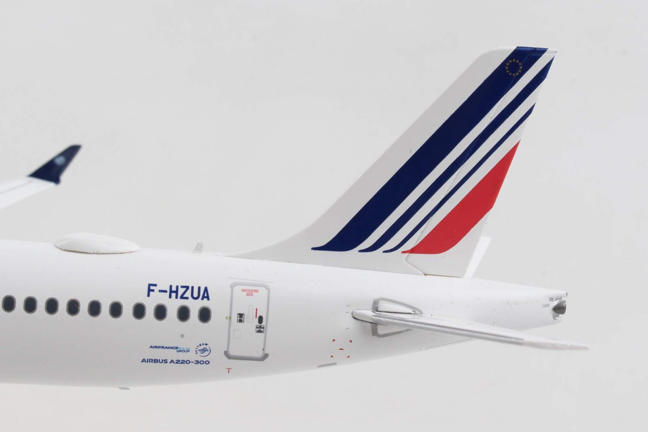 GeminiJets 1/200 Scale Air France Airbus A220-300 Diecast Model - REG# F-HZUA, With Display Stand