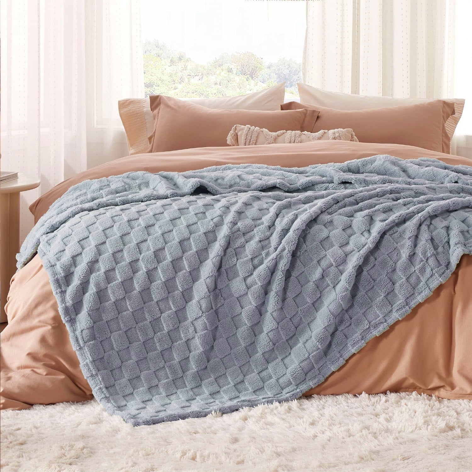 ROSEKIND Super-soft Aesthetic 3D Embossed Checkerboard Fleece Throw Blanket, Reversible Luxury Textured Fuzzy Plush Throw for Couch Bed Sofa, All-season, Blue Grey, 60"x80"