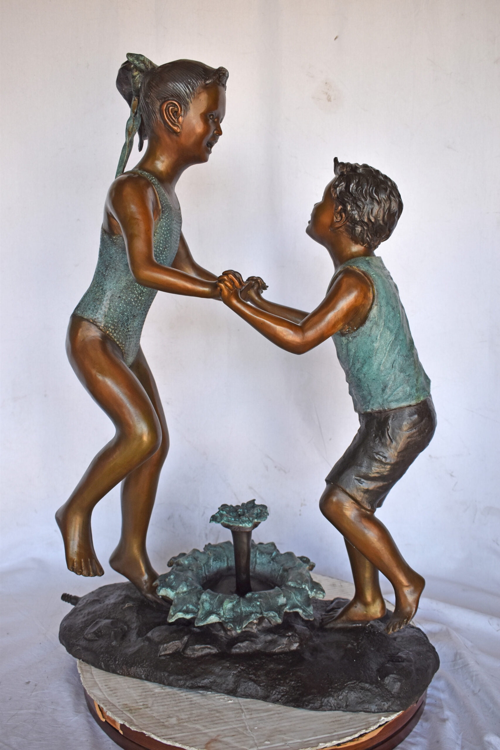 Nifao Outdoor Fountain Statue Bronze Boy and Girl Dancing Garden Patio Water Feature – Outdoor Garden Decor Sculpture, 28"L x 13"W x 38"H
