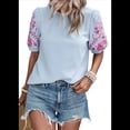 thumbnail image 1 of Blusas Texturizadas con Bordado Floral para Mujer, Cuello Redondo, Corta Abullonada, Informales, Holgadas, Lisas, Bordadas, Azul, Talla M, 1 of 10