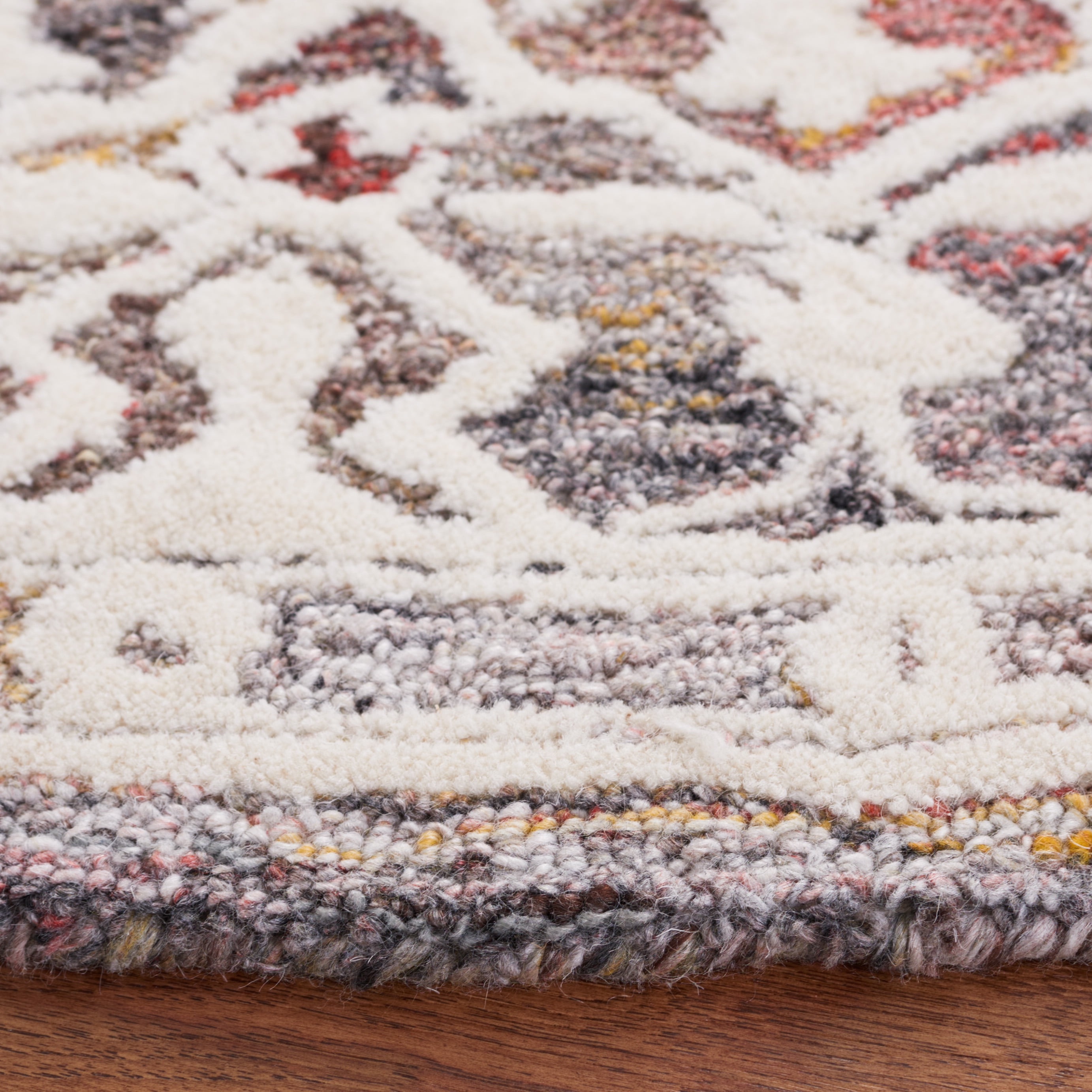 SAFAVIEH Metro Helena Medallion Area Rug, Red/Ivory, 6' x 6' Round