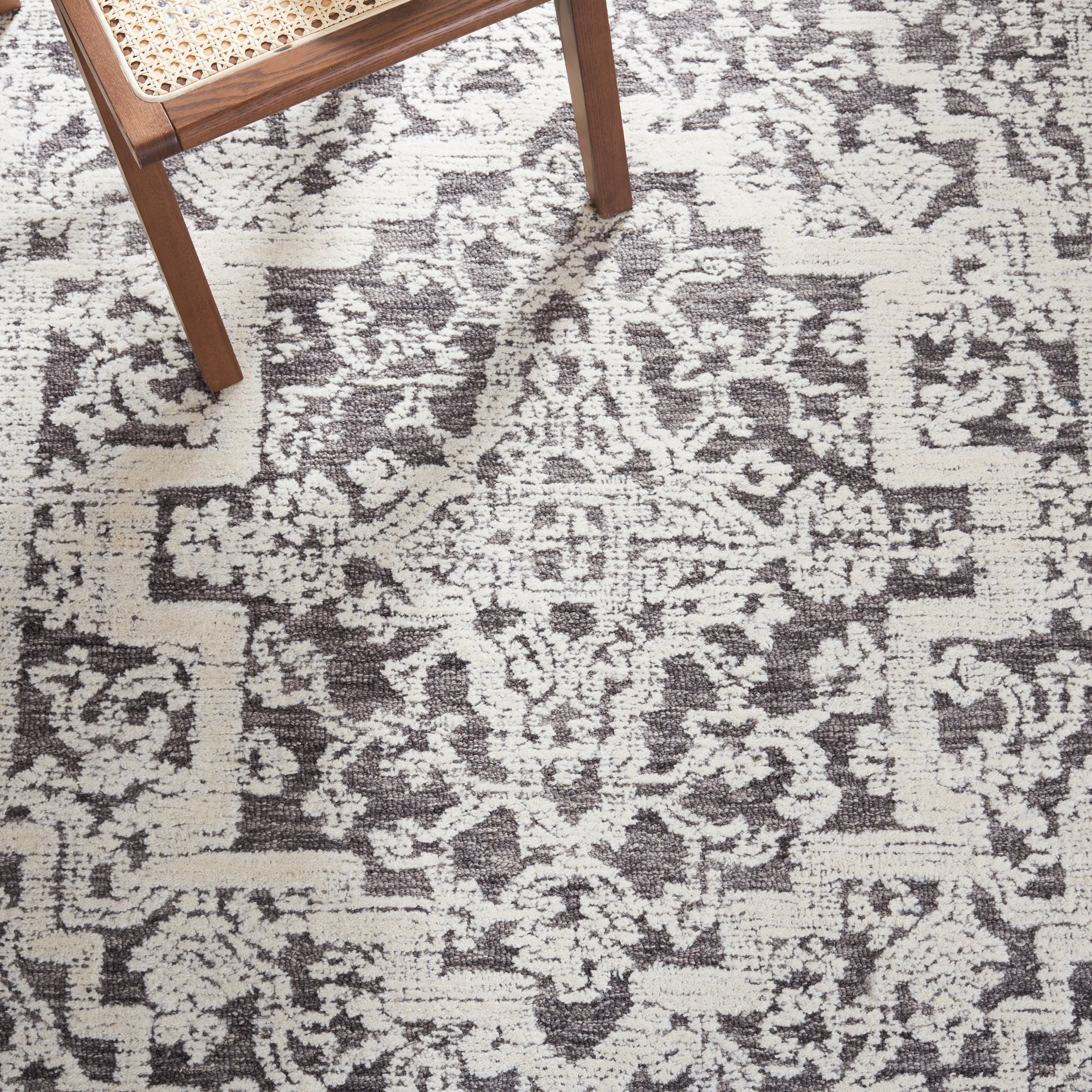SAFAVIEH Roslyn Rionach Medallion Area Rug, Dark Grey/Ivory, 6' x 9'