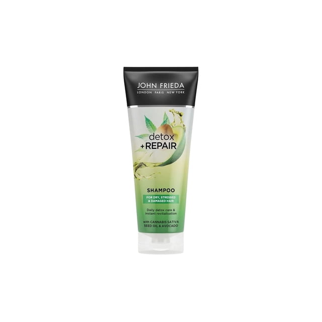 John Frieda Détox Shampooing Détox et Réparation pour Cheveux Secs et Abîmés, Bouteille de 250 ml. le Shampooing Est Formulé avec du Thé Vert Riche en Antioxydants et de l'Huile d'Avocat Nourrissante pour Revitaliser et Hydrater en Profondeur les Cheveux Secs, Stressés et Abîmés. la Vue avant de la Bouteille Met en Valeur Son design Vert et Noir avec un Texte Mettant l'Accent sur Ses Bienfaits et de Réparation. Convient à une Utilisation Régulière pour Nettoyer en Douceur et Restaurer la Santé des Cheveux.
