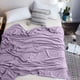 thumbnail image 3 of Manta de forro polar, manta de franela, pequeña (50 x 60 cm), suave y cálida, gruesa, diseño reversible para una comodidad acogedora, ideal para sofá, cama, silla y viajes. Aestivo | Morado, 3 of 8