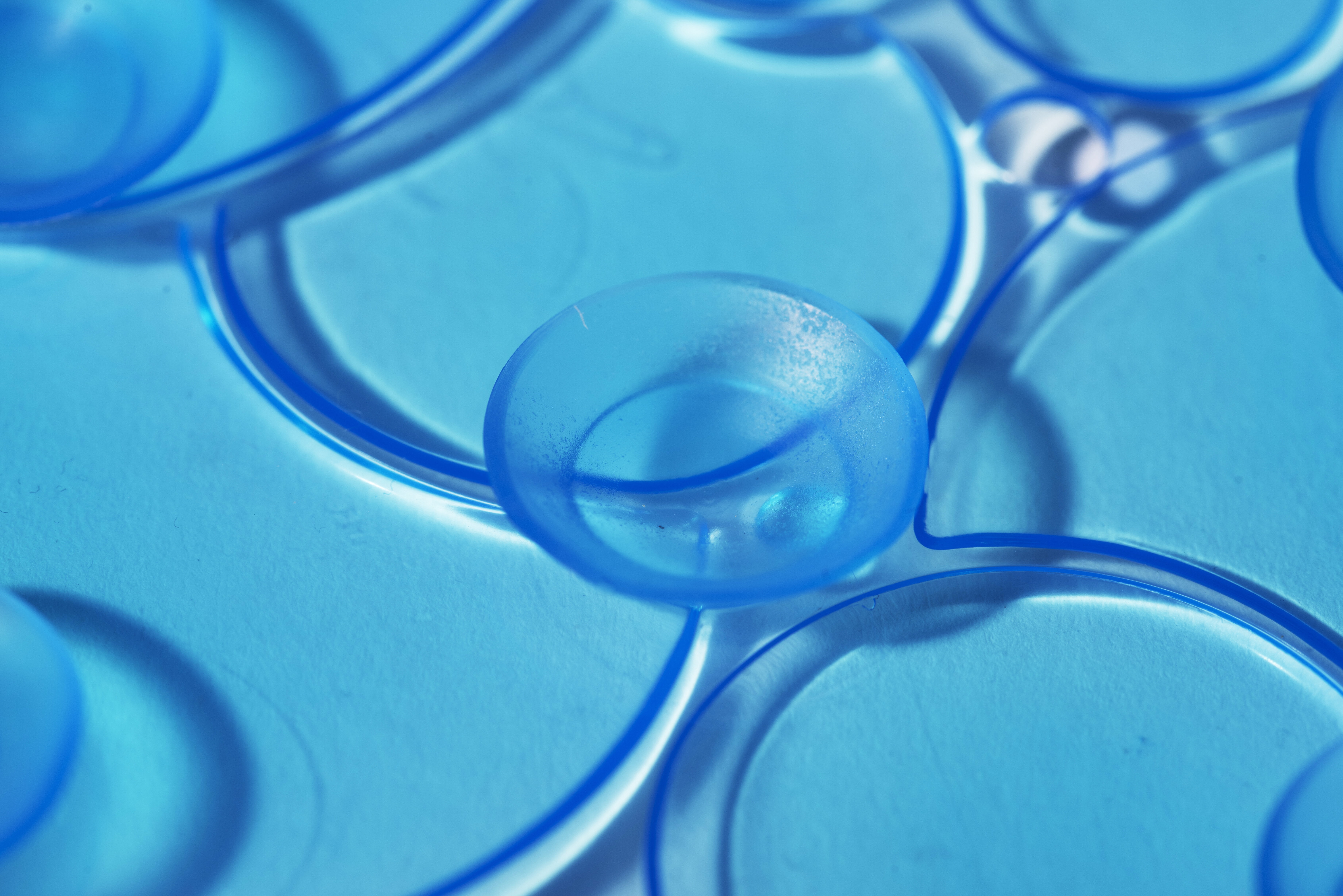 Croydex Non-Slip Bubbles Square Shower Mat in Blue, Bathroom Mat Suction Cups (21 x 21in)