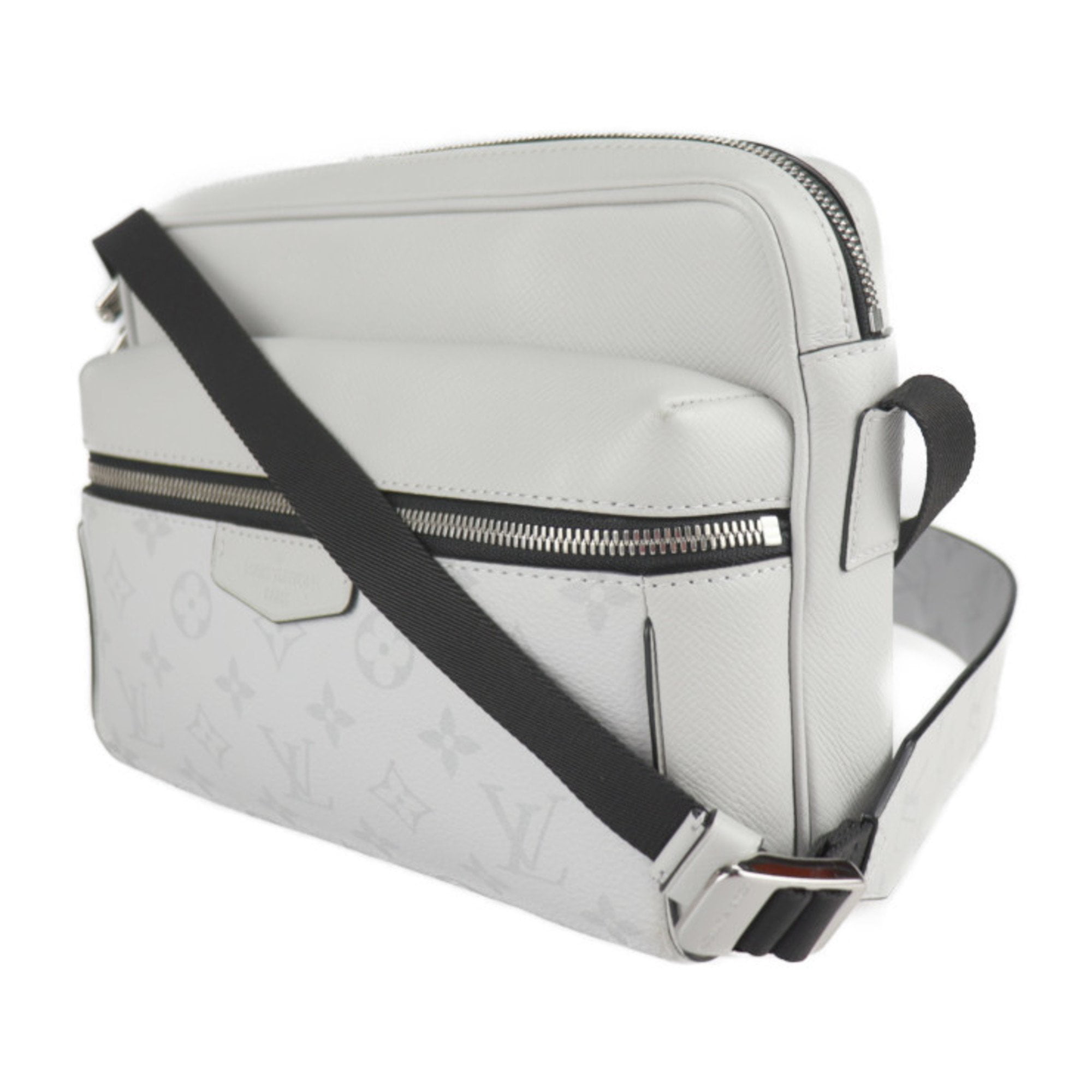 Louis Vuitton - A Messenger Bag. : Lot 1003  Louis vuitton, Vuitton, Louis  vuitton messenger bag