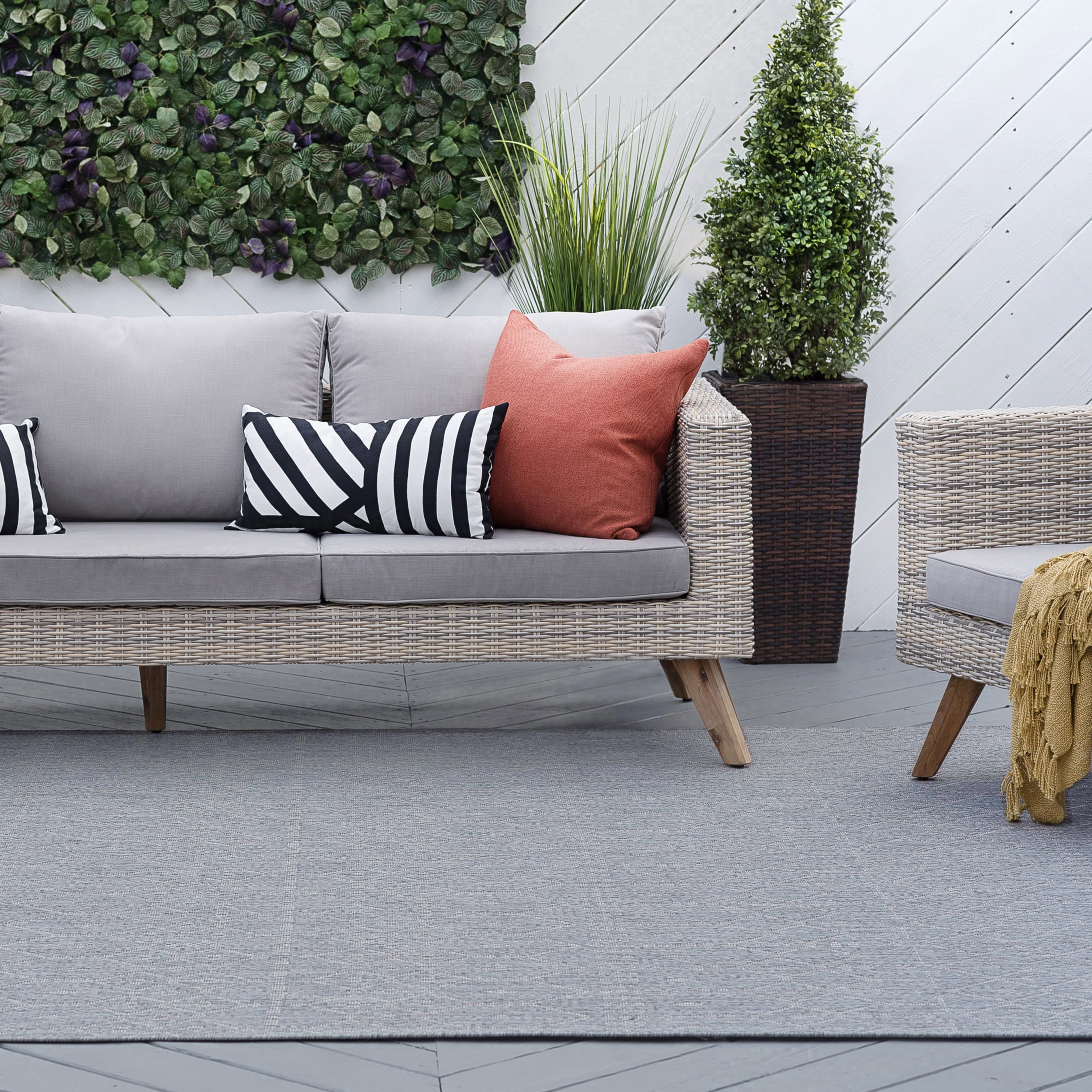 Veranda Contemporary 5' x 7' Gray and Cream Polypropylene Outdoor Area Rug