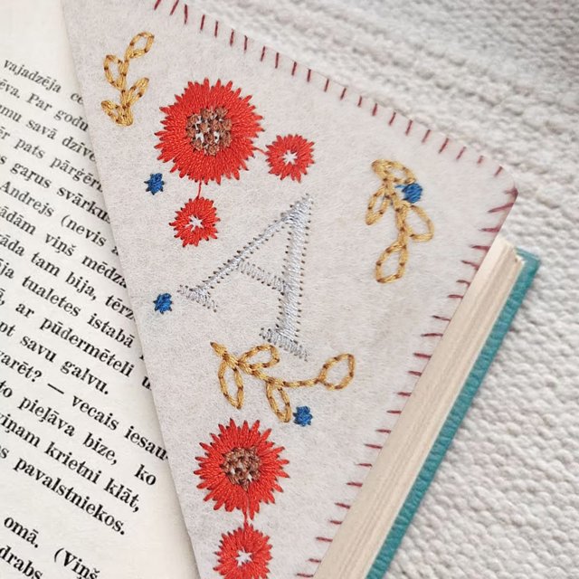 Hml 26 Letters Elegant Personalized Hand Embroidered Corner Bookmark Four Seasons Fun Bookmark Decoration Handmade Custom Letter Bookmark Hand Stitched Corner Bookmark