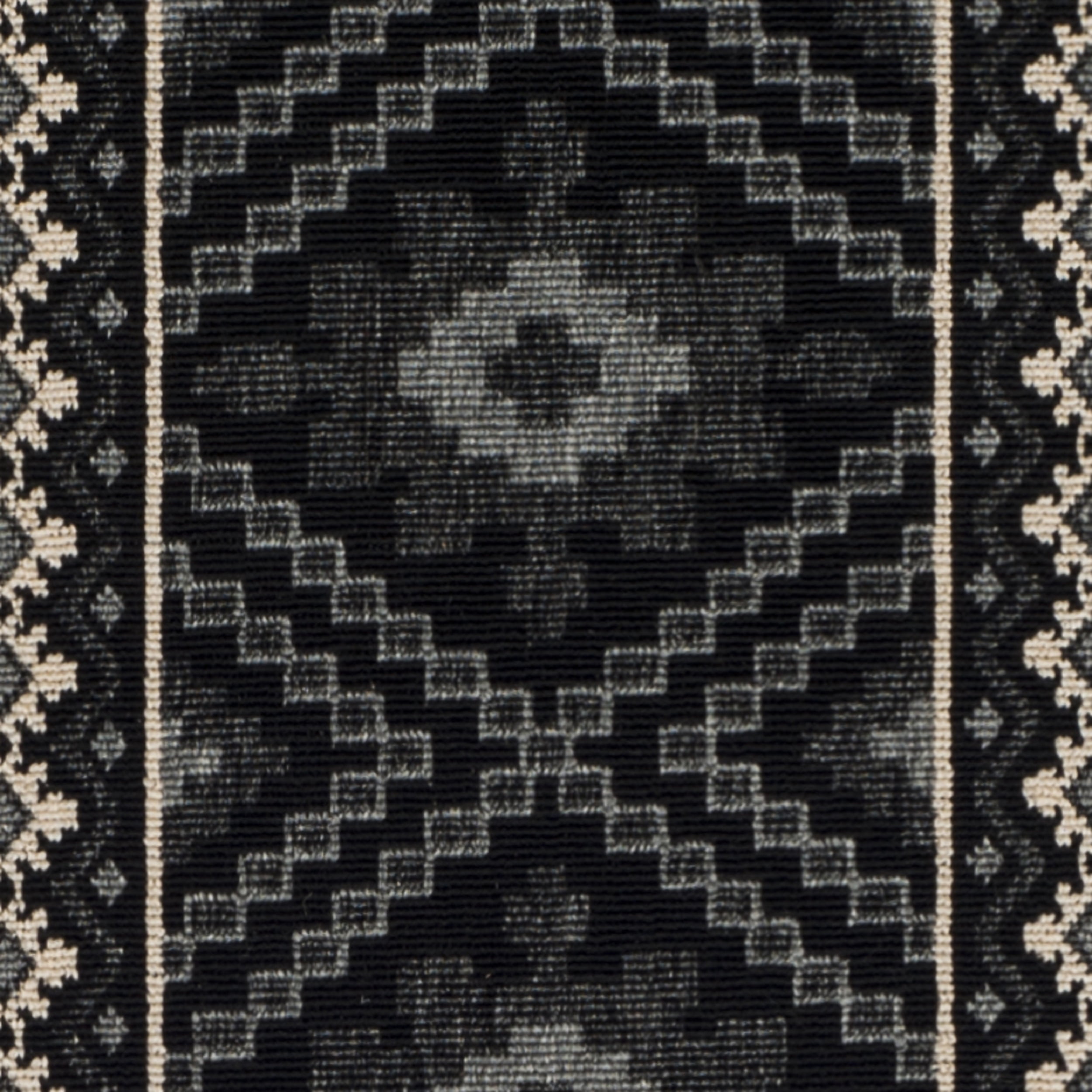SAFAVIEH Veranda Magna Southwestern Indoor/Outdoor Runner Rug, 2'3" x 6'7", Black/Cream