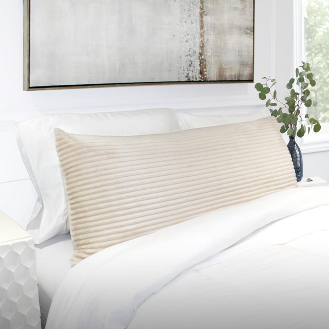 Coussin Corporel en Peluche Cord Avoine avec Tissu Peluche Côtelé de Couleur Avoine Douce, Format 20 X 48 Pouces, Posé sur un Lit Blanc avec des Oreillers Blancs et de la Literie, Complété par une Peinture Abstraite Neutre et un vase Foncé avec eucalyptus sur la table de Chevet, Convient au Soutien Complet du Corps et à l'Amélioration de la texture de la Chambre.