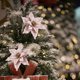 thumbnail image 1 of pstuiky Colgante de franela de alta calidad con simulación de flor navideña para árbol de Navidad, 1 of 6