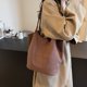 thumbnail image 4 of Bolso Mano Hombro Ante Sintético Slouchy Mujer Sólido para El (Café), 4 of 9