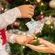 thumbnail image 3 of Colgante De Tren Navideño Juego Navideño De Plástico Árbol De Navidad Decoración Navideña Pintada Con Forma Especial En Rojo, 3 of 6