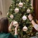 thumbnail image 1 of Adornos navideños a prueba de fracturas de 9 piezas - Bombillas de plástico de 3,14 pulgadas con cuerda para árbol, corona, guirnalda y decoración para fiestas navideñas, 1 of 6