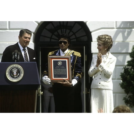 Michael Jackson receiving an award from Ronald and Nancy Reagan Photo (Michael Jackson Best Photos)