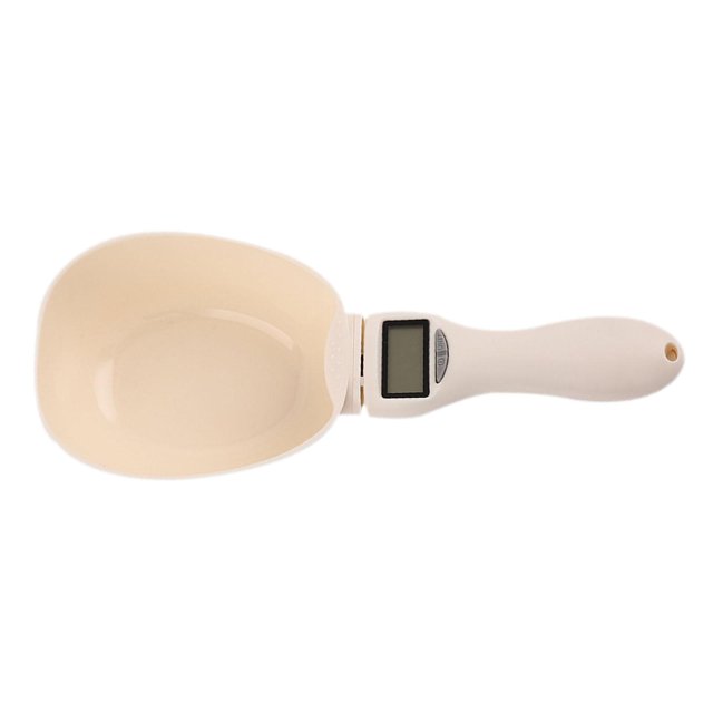 cuchara medidora digital, báscula de cuchara para pesar, cuchara medidora de comida para perros y gatos, electrónica, báscula de alimentos para té beige. Vista superior, cuenco ancho de plástico PP y mango ergonómico con pantalla LCD rectangular junto al eje; dimensiones 23 x 9.2 x 5 cm (9.06 x 3.62 x 1.97 in), orificio para colgar. Mide en g/ml/taza/fl', apropiada para porciones de mascotas y té.