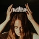 thumbnail image 4 of Corona de Tiara de Cristal YONGSHENG Tiaras de Princesa con Diamantes de Imitación Color Oro, 4 of 5