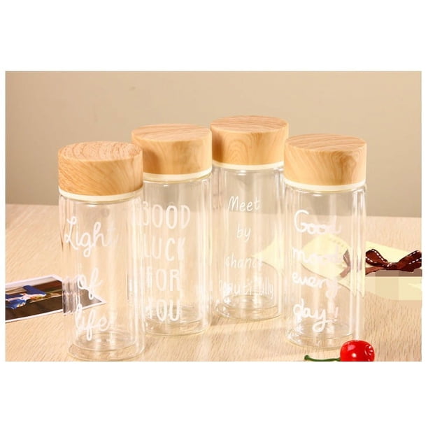 Vaso de agua portátil creativo de vidrio transparente con tapa de grano de madera y letras blancas de doble capa