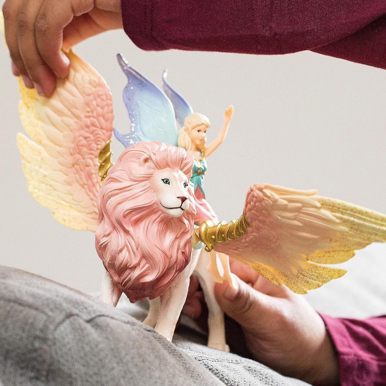 Schleich Bayala - Fairy in Flight on Winged Lion with Moveable Wings - Magnetic Toy Fairy Figurine Riding Magical Pink Lion - Kids Ages 5+