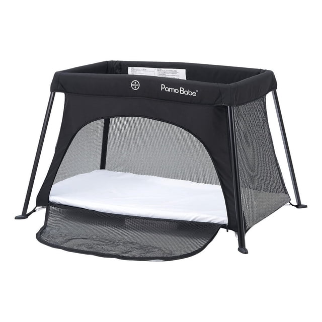 cuna corral viajero pamo babe ligero y compacto negro cuna de viaje plegable Pamo Babe, vista frontal 3/4 con marco metálico y cuatro paredes laterales de malla, colchón blanco interior y puerta lateral con cremallera abierta; pesa 5.5 kg, dimensiones armada 109 × 79 × 66 cm, se pliega y cabe en bolsa tipo mochila para transportar, adecuada 0 meses a 3 años y suele usarse también como área de juego portátil para supervisar al bebé.