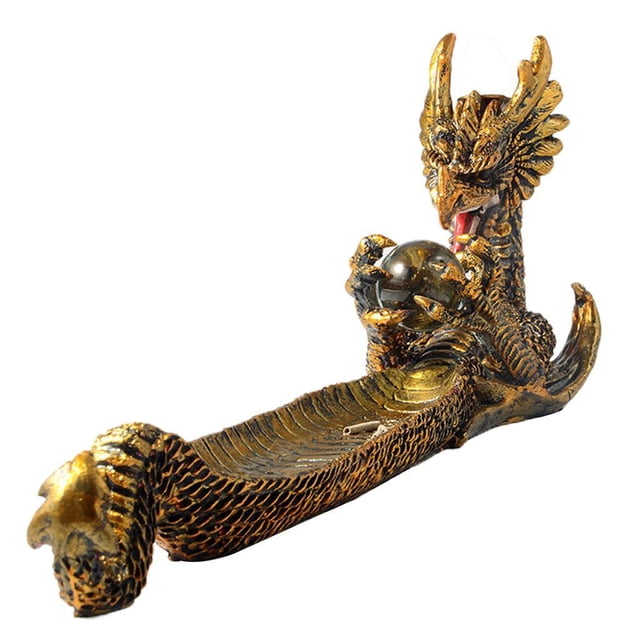 soporte de resina hecho a mano sunnimix quema de reflujo decoración del hogar 32,5x8x13 cm quemador de incienso con diseño de dragón dorado, vista 3/4 mostrando la cabeza del dragón erguida sosteniendo una esfera y la bandeja alargada con textura de escamas para varillas o incienso de reflujo.