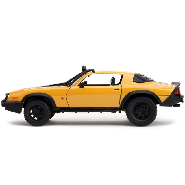 1977 Chevrolet Camaro Versión todoterreno ""Bumblebee"" Amarillo metálico con rayas negras y logotipo de Transformers Estatua fundida ""Transformers: Rise of the Beasts"" (2023) Película ""Hollywood R