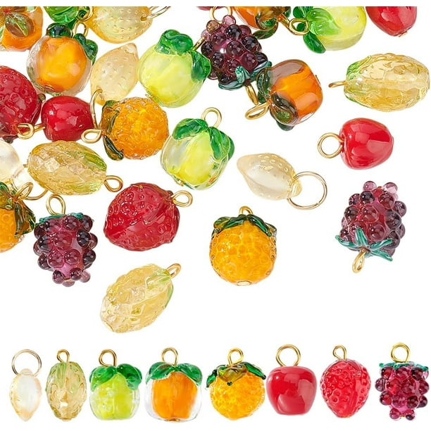 Juego de 32 dijes de vidrio con forma de fruta (8 estilos diferentes): dijes de piña, fresa y uvas para manualidades y creación de collares y bisutería.