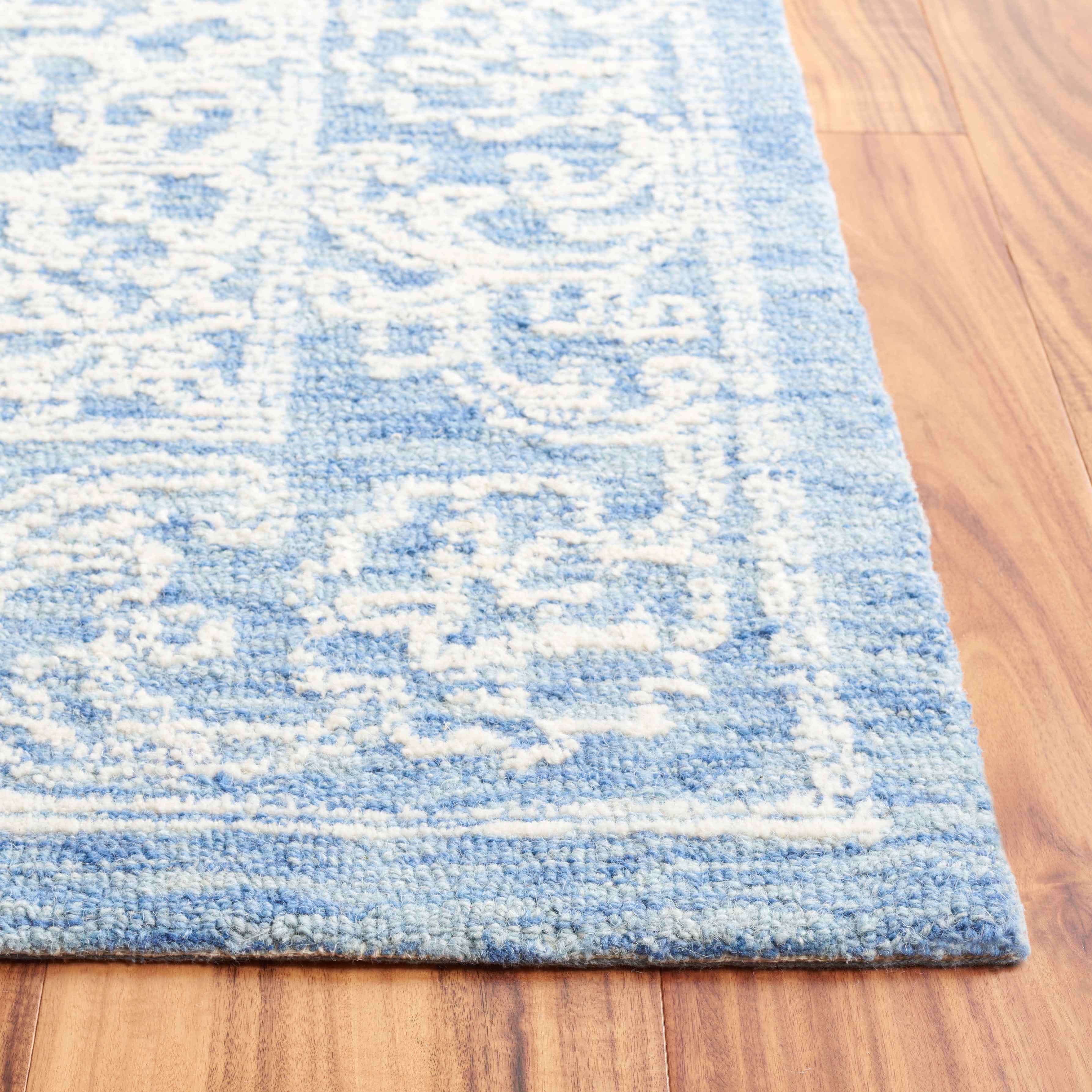 SAFAVIEH Ebony Ailbhe Traditional Area Rug, Ivory/Blue, 3' x 5'