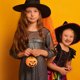 thumbnail image 5 of Paquete de 6 Cubos de Calabaza de Halloween para Niños, Pequeños Cubos de Plástico con Asas para Pedir Dulces, Coleccionar Dulces, Regalos de Fiesta y Decoración Del Hogar., 5 of 7
