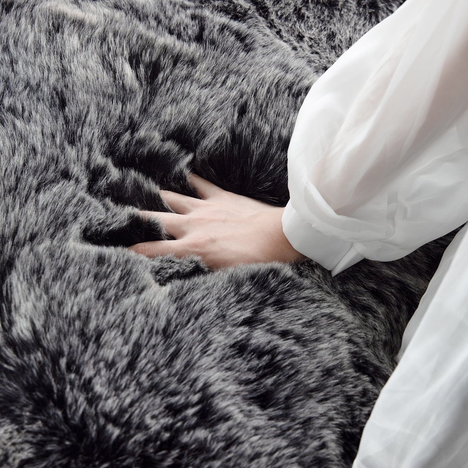 Phantoscope Ultra Soft Faux Fox Fur Series Decorative Indoor Area Rug 3 x 3 Feet Round, Black with White Tip, 1 Pack