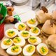 thumbnail image 4 of Bandeja for huevos de madera de acacia con 24 orificios, tabla redonda for embutidos y bandeja for servir queso, 4 of 7