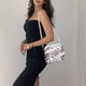 thumbnail image 2 of Bandolera Dasein para mujer, borla, bolsillo con cremallera, estampado floral blanco, 2 of 6