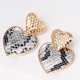 thumbnail image 2 of Pendientes elegantes de cuero para mujer (blanco y negro) Pendientes con forma de corazón de melocotón y lentejuelas brillantes, 2 of 3