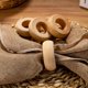 thumbnail image 2 of Juego de 10 anillos redondos para servilletas YONGSHENG de madera, 2 of 5