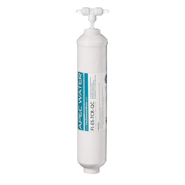 apec fi-es-tcr-qc filtro de carbón en línea de alta capacidad de 10" con conexión rápida stage-5 de 1/4" para sistema de agua de ósmosis inversa debajo del fregadero. Cartucho cilíndrico blanco vertical con etiqueta azul APEC WATER y texto técnico, adaptador superior de conexión rápida de 1/4" y extremo inferior sellado; compatible con modelos ROES-50/75/PH75/PHUV75/UV75/UV75-SS, calificación 5 micrones y núcleo GAC para eliminar cloro, olor y sabor. Diseño compacto para montaje debajo del fregadero, a menudo usado como post-filtro en sistemas RO.