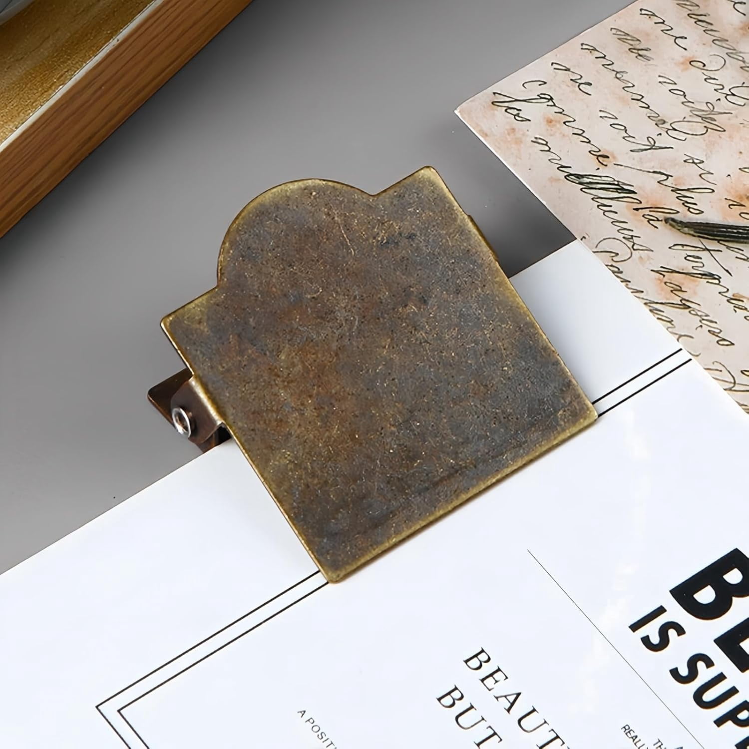 ABCISI 2 Pcs Vintage Metal Book Clip to Hold Book Open, Journal Clip Metal Travelers Notebook Book Decorative Binder Clips, Brass Journal Book Page Holder Clips for Book,  Paper, Bookmark (Bronze)