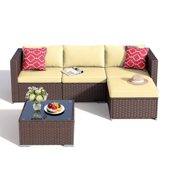 Zocalo Juego de Muebles de Patio de 5 Piezas: sofá de Exterior con Mesa de Centro de Cristal y Dos Cojines, Conjunto de conversación seccional para Exterior (ratán marrón, cojín Beige)
