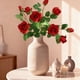 thumbnail image 4 of Arreglo floral de rosas artificiales | Pétalos de tela realistas, 55 cm de largo, blanco, rosa y rojo, adorno decorativo de plena floración | Regalo para el hogar, las fiestas y las bodas, 4 of 6