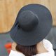 thumbnail image 2 of Sombrero de playa para mujer, portátil, plegable, enrollable, de ala ancha, con visera solar y protección UV, de paja flexible y plegable, para playa, color negro, caqui y azul marino., 2 of 2
