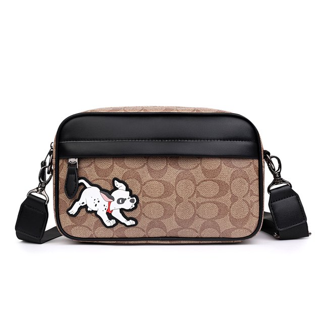 coach bolso de mensajero de un solo hombro para hombres bolsa de cámara marrón con monograma y aplique de perro, vista frontal centrada, silueta rectangular con cremallera superior, correa ajustable y desmontable y ribete en cuero negro; también suele usarse como bolso compacto de viaje para cámara pequeña o accesorios.