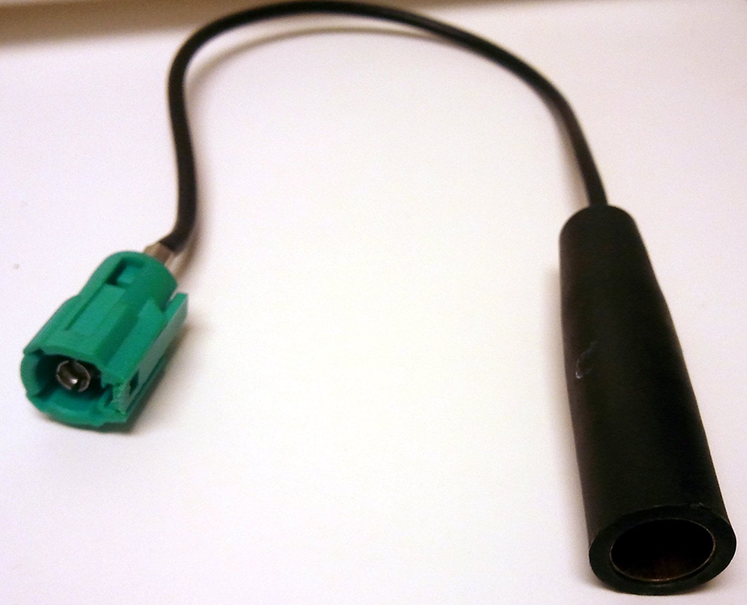 Antenna adapter that connects from an aftermarket antenna or FM