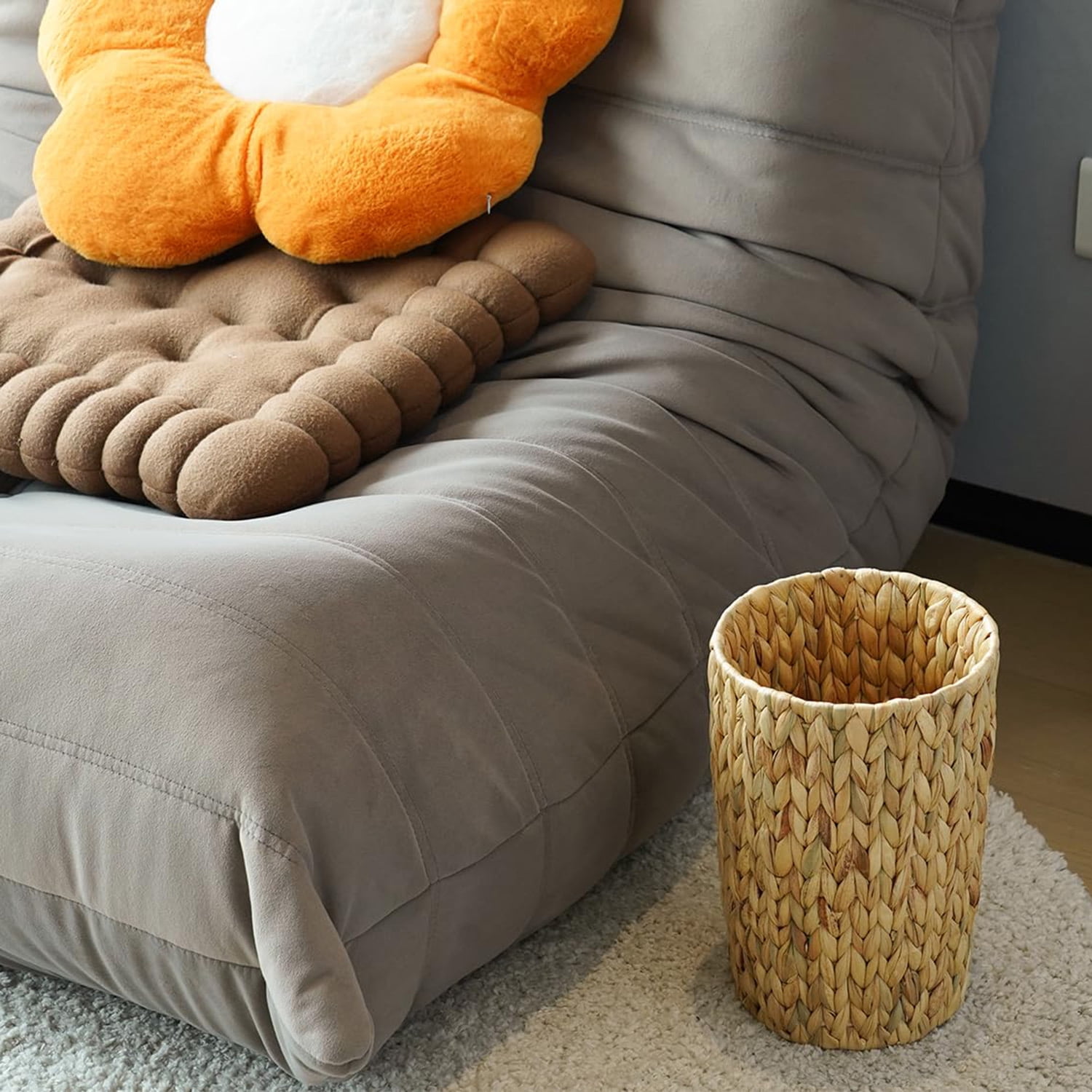 Wicker Trash Can, Small Water Hyacinth Waste Basket for Bathroom Home Office (2 Gallon Round)